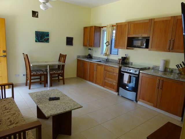 casadecompai_kitchen_with_room